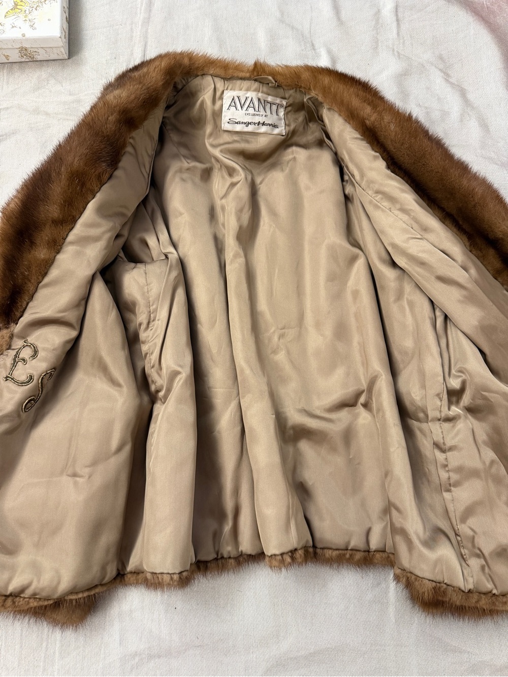 Luxury Vintage AVANTI Genuine Mink Fur Coat – Timeless Elegant Statement Piece - Picture 3 of 7